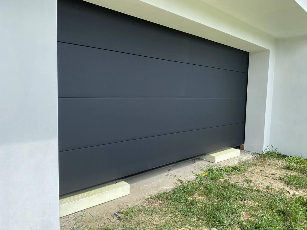 Brama segmentowa kolor Czarny Ultra Mat firmy krispol