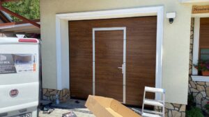 Brama segmentowa z drzwiami serwisowymi kolor Złoty Dąb.