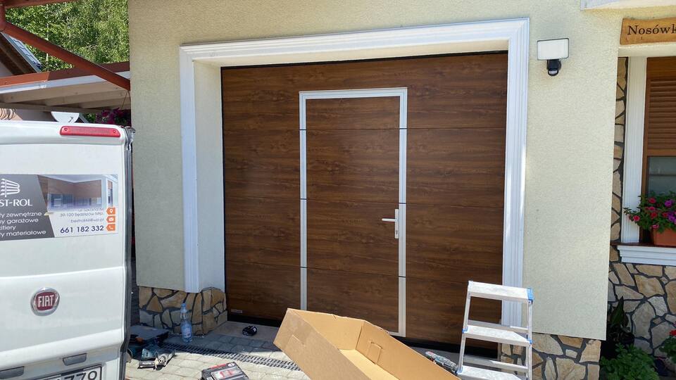 Brama segmentowa z drzwiami serwisowymi kolor Złoty Dąb.