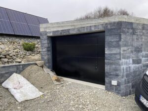 Brama segmentowa firmy Krispol kolor czarny, dodatkowo drzwi serwisowe silnik Somfy