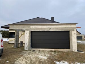 Brama segmentowa firmy Krispol kolor czarny ultra mat grubość panela 60mm