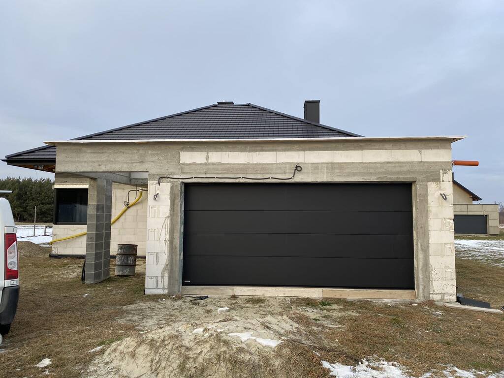 Brama segmentowa firmy Krispol kolor czarny ultra mat grubość panela 60mm