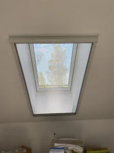 Moskitiera rolowana na okno dachowe kolor biały