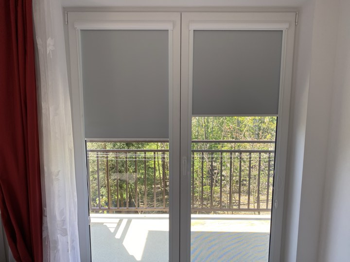 Roletki materiałowe w zabudowie besta.